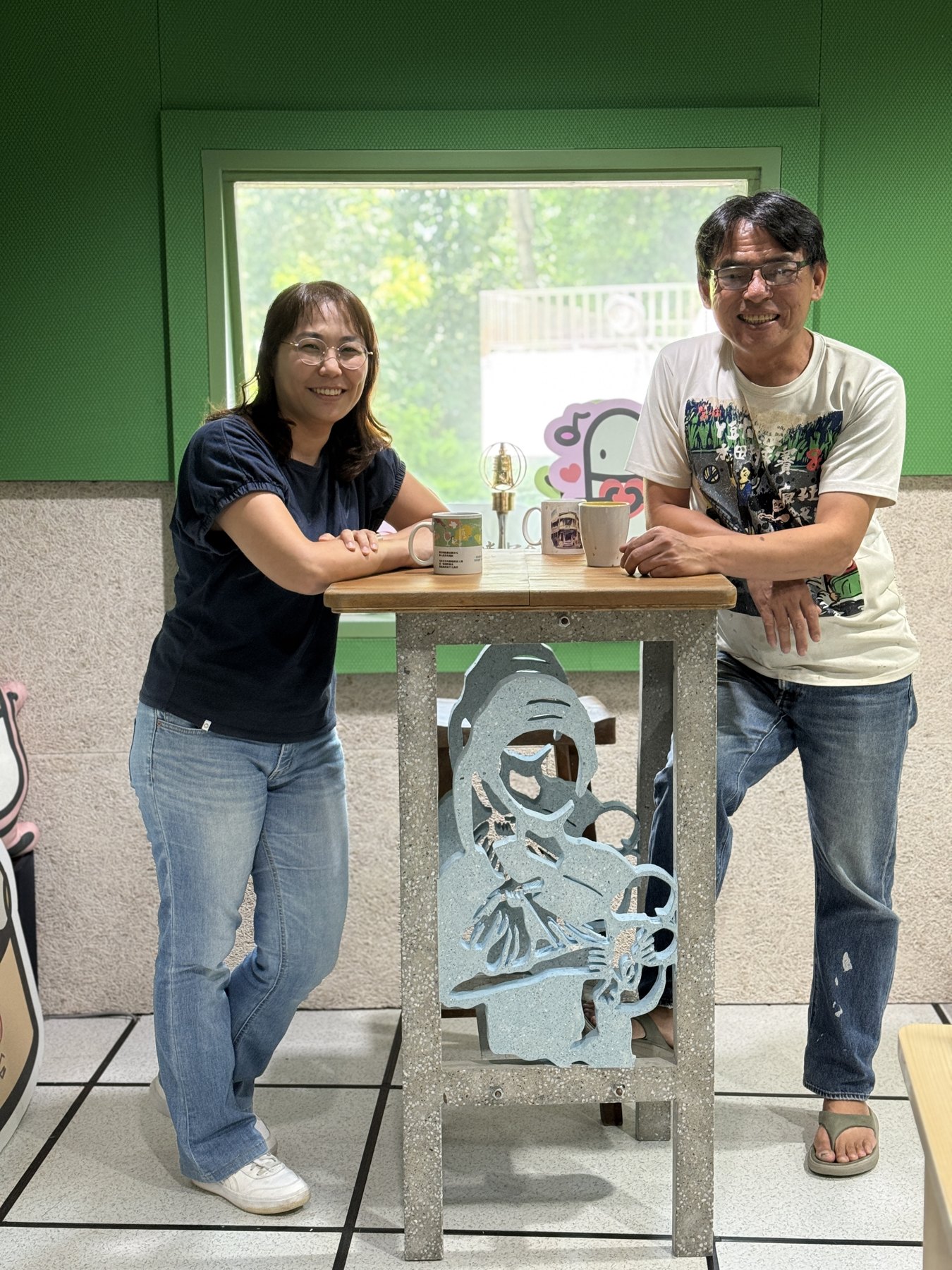 彰化教育電台訪談後與 Stand-bar 高腳桌合影