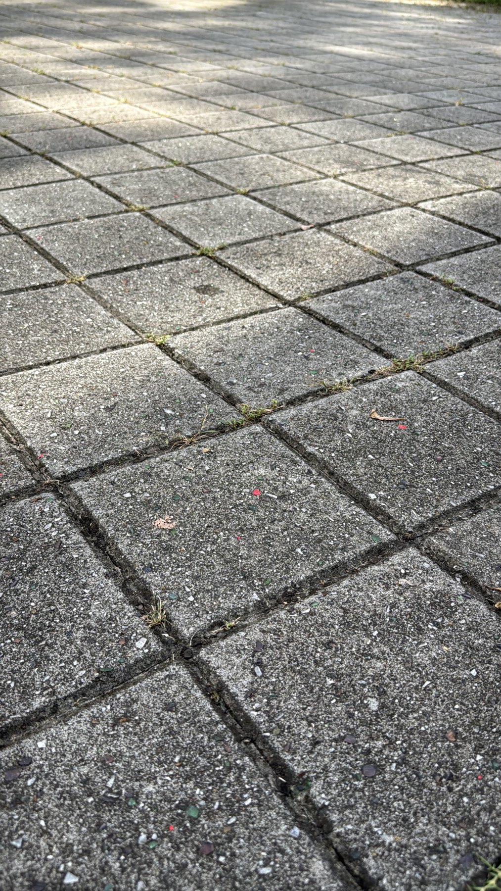 含回收玻璃色點的地面鋪面磚近拍