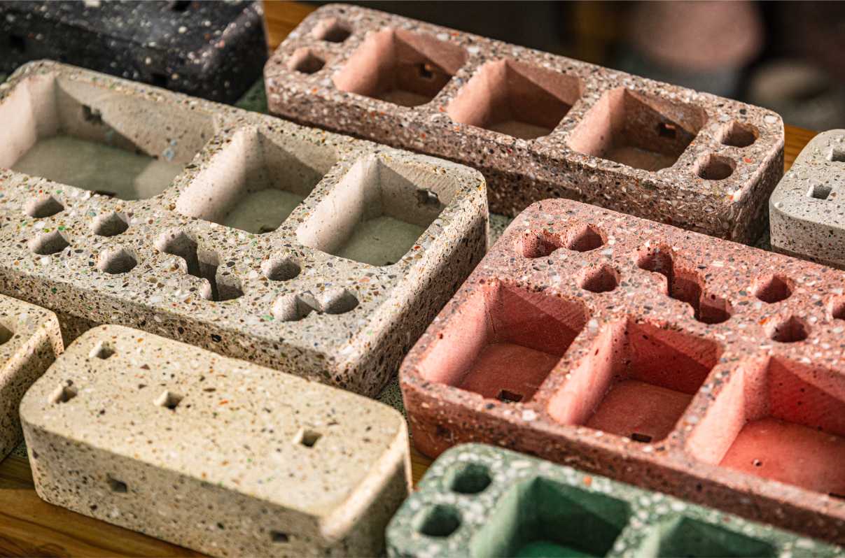 黑色再生混凝土磚型物件的顆粒與孔洞細節