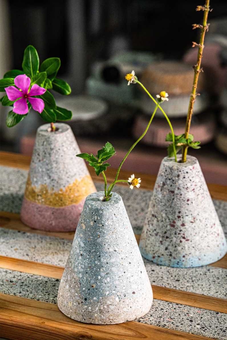 錐形再生混凝土花器插著小花