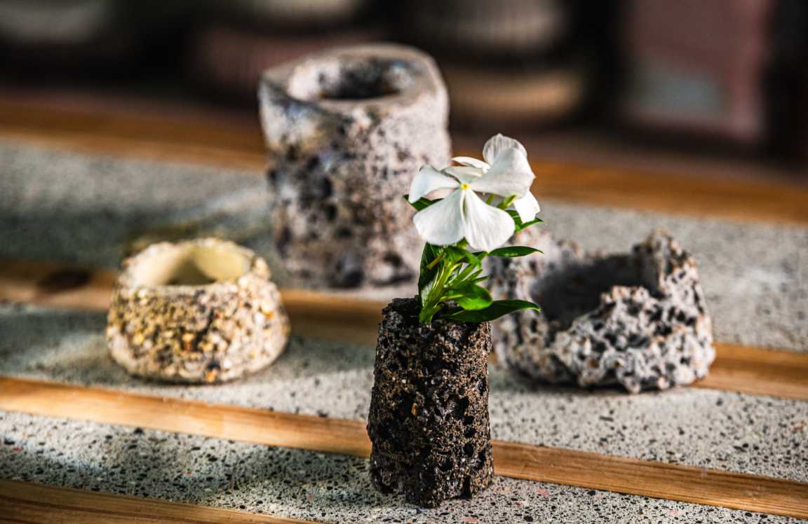 粗面再生混凝土花器與花枝