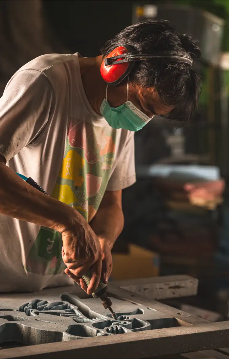 Rovi 老師在工作室以小型磨刻機修飾混凝土作品